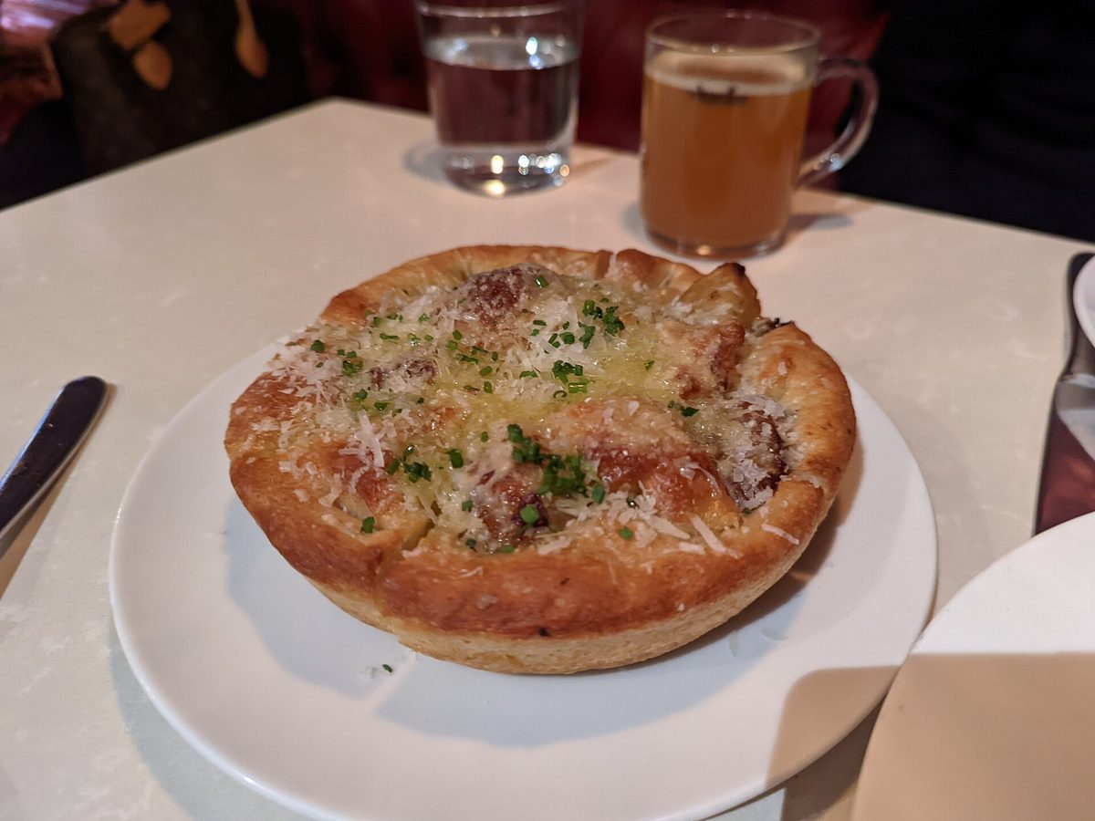 Focaccia soffice servita nel piatto