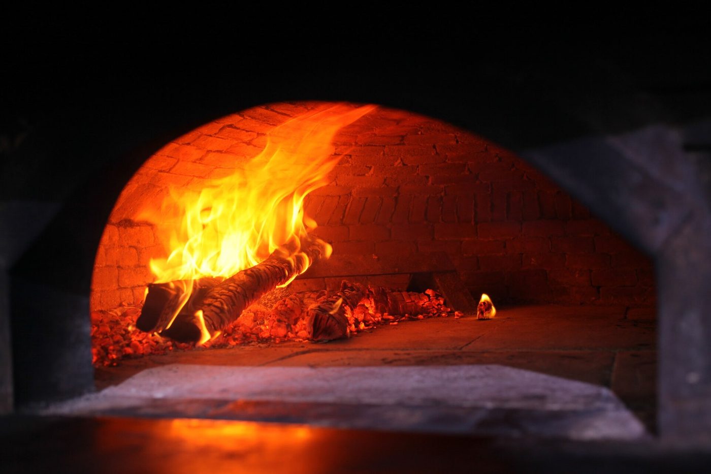 Bocca di un forno a legna con la brace accesa